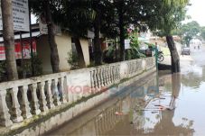 Jalan Rusak Depan Kantor...