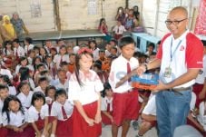 Salurkan Bantuan Sepatu...