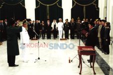 Aziz Resmi Menjabat...