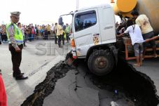 Terperosok Lubang, Truk...