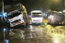 3 Truk Terperosok, Jalintim...