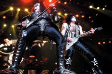 Gene Simmons Kritik...