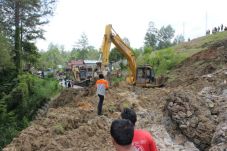 Korban Tewas Longsor...