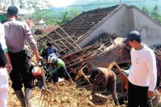 Longsor di Sukabumi,...