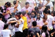 Pesta Holi Terbesar...
