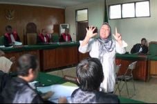 Senyum Ratu Lilis Hadapi...