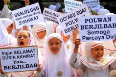 Ratusan Siswi SD di...