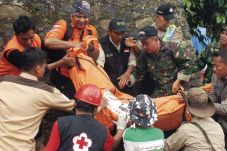 Semua Korban Longsor...