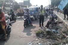 Hindari Sampah, Pasutri...