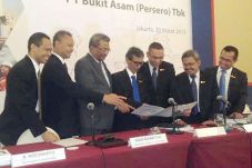 Laba PT Bukit Asam Naik...