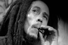 Bob Marley Tuhan Sepak...
