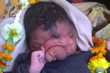 Bayi di India Disembah...