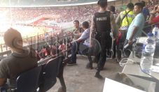 Hadapi Korsel, Pendukung...
