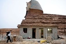 Sphinx Palsu Diprotes...