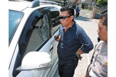 Pecahkan Kaca Mobil,...
