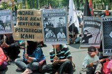 Penahanan Warga WTT...
