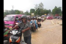 Puluhan Kendaaran Mogok...
