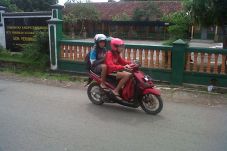 Guru Ikut Pawai HUT...