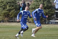 Parkir Messi, Pelatih...