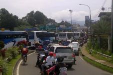 Jalur Puncak Macet 8...