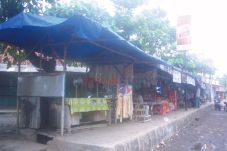 Puluhan Kios di Alun-alun...