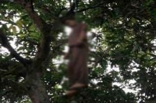 Pria Misterius Gantung...