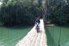 Jembatan Gantung Ini...