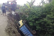 Truk Masuk Jurang, Satu...