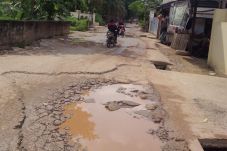 Ada Kolam di Jalan Sako...