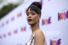 Rihanna Tampilkan Lagu...