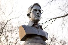 Patung Snowden Mendadak...