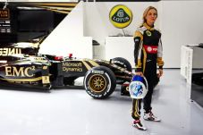 F1 Wanita Mendekati...