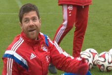 Ouch! Alonso Jadi Badut...