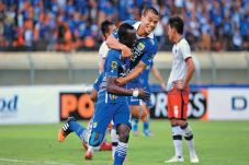 Persib Petik Tiga Poin,...