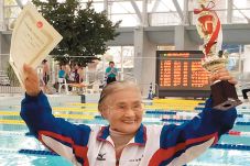 Nenek Berusia 100 Tahun...