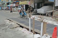 Warga Resah, Jalan Dilapisi...