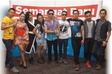 Artis Nagaswara Menatap...