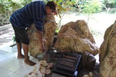 Batu di Makam Seniman...