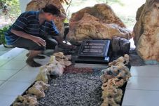 Batu Hiasan di Makam...