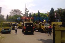 Penambang Marah, DPRD...