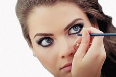 Eyeliner Bisa Merusak...