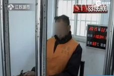 Pria Tua di China Beli...