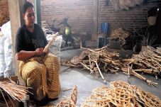 Raket Kasur Warga Cimara...