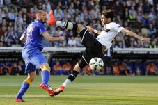 Luar Biasa: Parma Kalahkan...