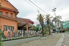 Foodcourt Pacet Terbengkalai