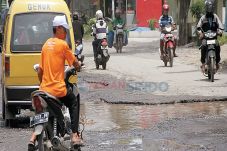 Dipenuhi Lubang, Pemotor...
