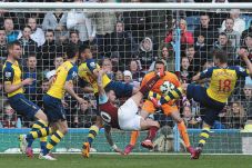 The Clarets Terdesak