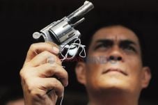 Delapan Pencuri Berpistol...
