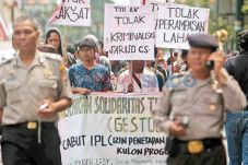 Penolak Bandara Minta...
