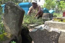 Janda Tua Penjaga Makam...